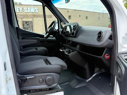Used 2021 Mercedes-Benz Sprinter 2500 image 11