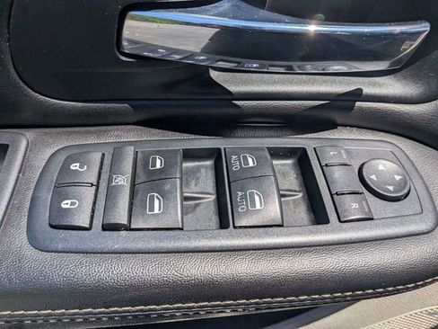 Used 2013 Chrysler Town & Country Touring-L w/ Driver Convenience Group FWD image 14