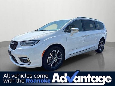 Used 2021 Chrysler Pacifica Pinnacle image 1