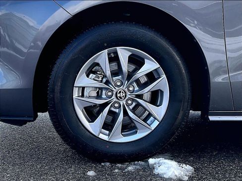 Used 2024 Toyota Sienna XLE image 7