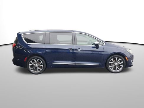 Used 2017 Chrysler Pacifica Limited image 7