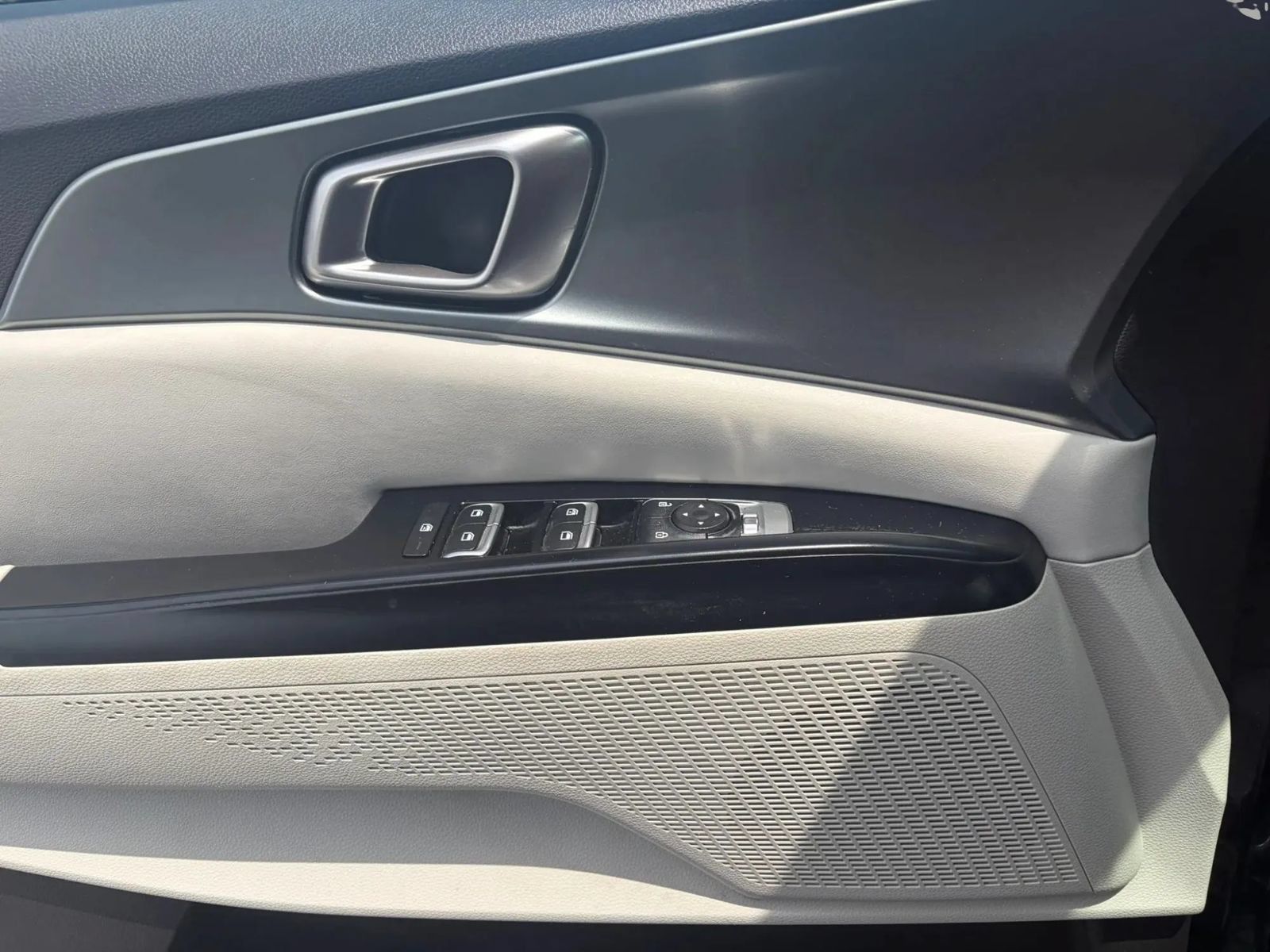 Used 2022 Kia Carnival LX FWD image 21