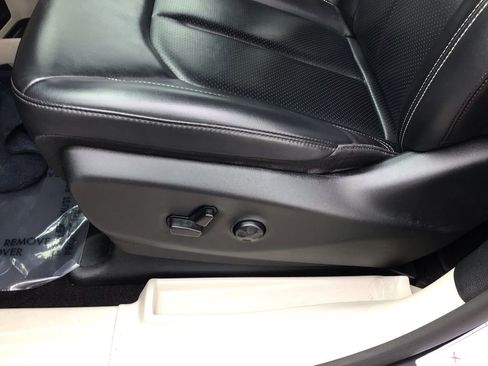 Used 2023 Chrysler Pacifica Touring-L FWD image 19