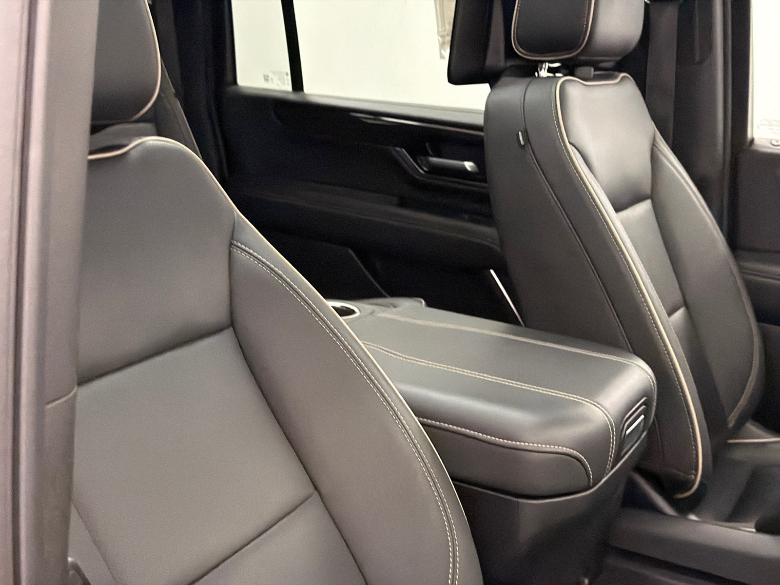 Used 2025 GMC Yukon XL Elevation w/ Elevation Premium Package AWD/4WD image 13