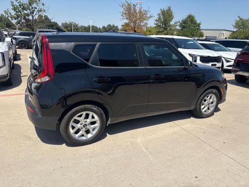 Certified 2022 Kia Soul LX w/ Technology Package FWD image 2