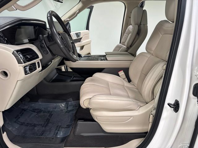 Used 2019 Lincoln Navigator L Reserve AWD/4WD image 16