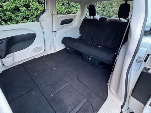 Used 2017 Chrysler Pacifica LX image 11