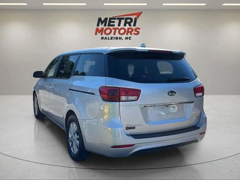 Used 2017 Kia Sedona LX image 7
