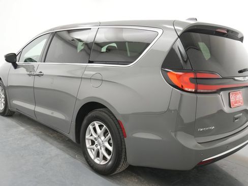 Used 2025 Chrysler Pacifica Select FWD image 6