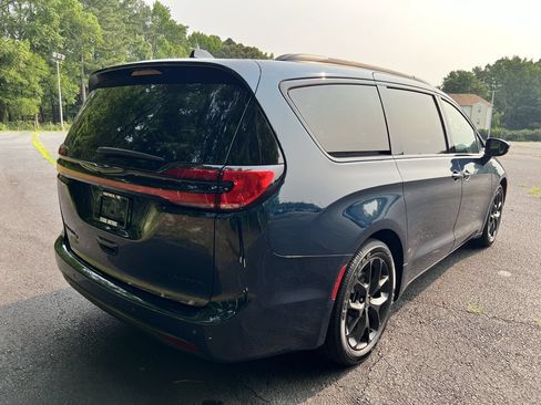 Certified 2025 Chrysler Pacifica Limited FWD image 3