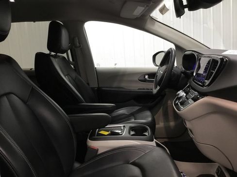 Used 2023 Chrysler Pacifica Touring-L FWD image 21