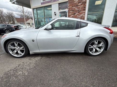 Used 2009 Nissan 370Z Touring w/ Sport Pkg image 8
