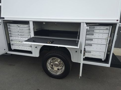 Used 2011 Ford F550 4x4 SuperCab Super Duty w/ Payload Upgrade Pkg image 4