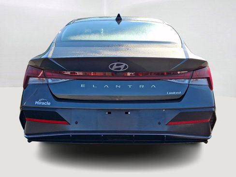 Used 2024 Hyundai Elantra Limited FWD image 5