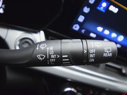 Used 2025 Chevrolet Trax LT w/ LT Convenience Package FWD image 32