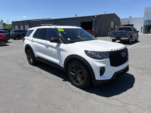 Used 2025 Ford Explorer ST AWD/4WD image 1