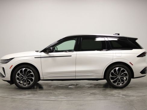 Used 2024 Lincoln Nautilus Reserve AWD/4WD image 5