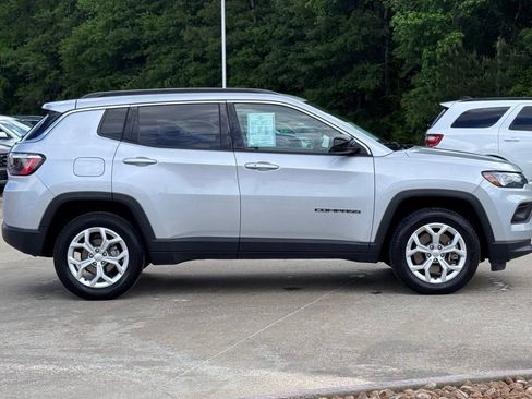 Used 2024 Jeep Compass Latitude image 9