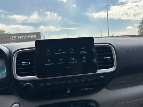 Used 2025 Hyundai Venue Limited FWD image 46