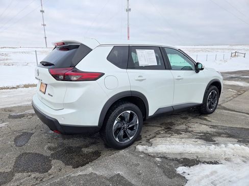 Used 2024 Nissan Rogue SV image 3
