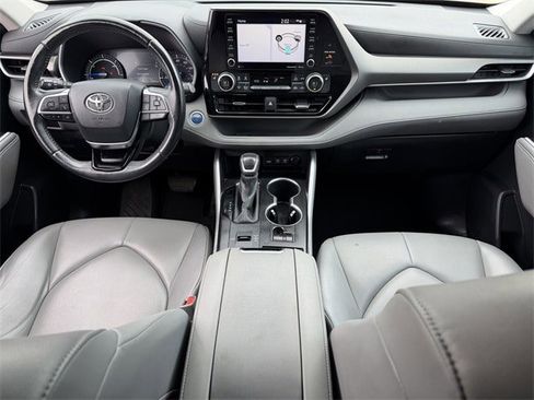 Used 2020 Toyota Highlander XLE image 11