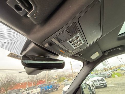 Used 2017 Land Rover Discovery HSE image 23