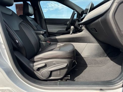 Certified 2025 Jeep Compass Latitude image 19