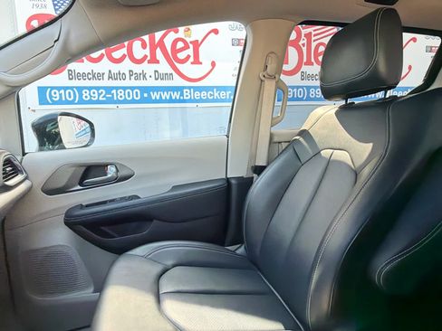 Used 2024 Chrysler Pacifica Touring-L FWD image 30