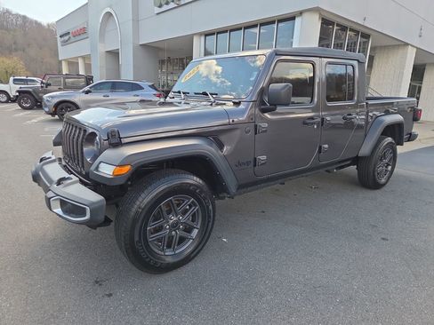 Used 2023 Jeep Gladiator Sport w/ Off Road Group AWD/4WD image 9