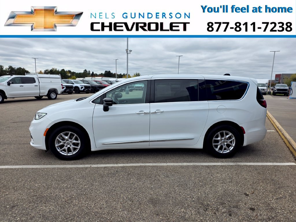 Used 2024 Chrysler Pacifica Touring-L FWD image 4