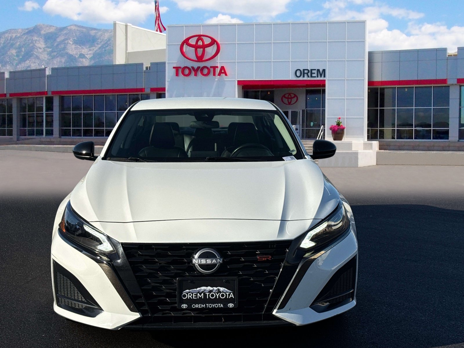 Used 2025 Nissan Altima 2.5 SR FWD image 2