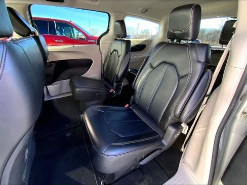 Used 2023 Chrysler Pacifica Touring-L image 22