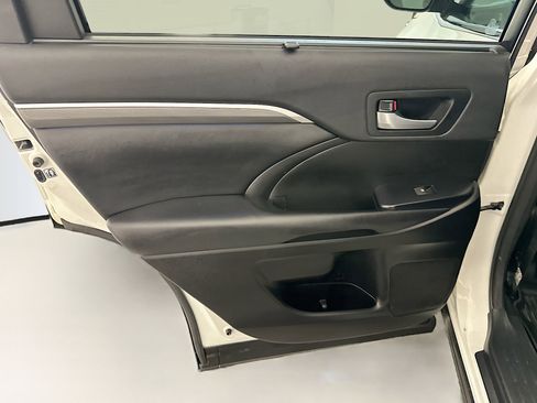 Used 2018 Toyota Highlander SE AWD/4WD image 28