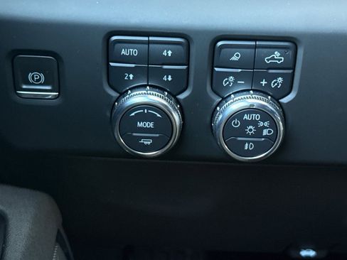 Used 2023 GMC Sierra 1500 AT4 w/ Technology Package AWD/4WD image 40