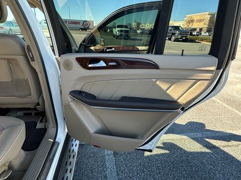 Used 2013 Mercedes-Benz GL 550 4MATIC image 18