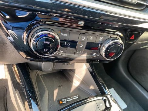 Used 2024 Chevrolet Trax RS w/ Sunroof Package image 23