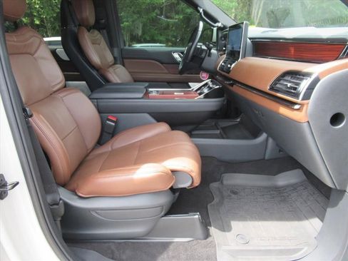 Used 2024 Lincoln Navigator L Reserve AWD/4WD image 10
