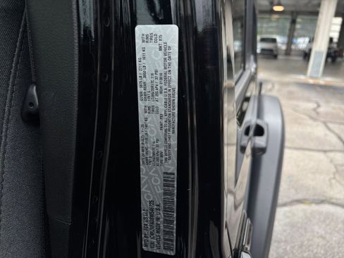 Used 2025 Jeep Wrangler Unlimited Rubicon AWD/4WD image 28