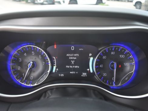 Used 2023 Chrysler Pacifica Touring-L FWD image 23