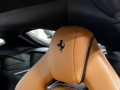 Used 2020 Ferrari 812 Superfast RWD image 8