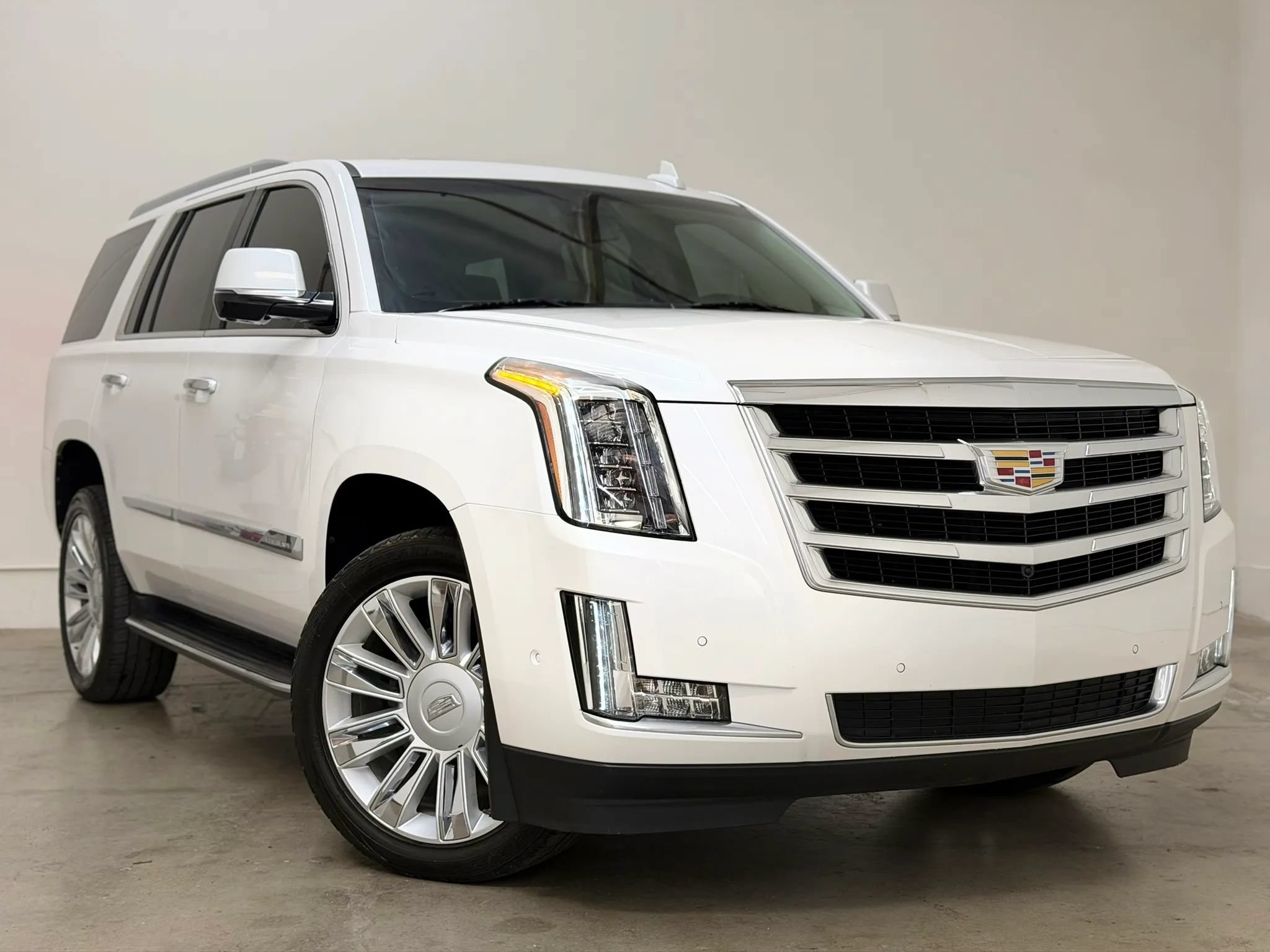 Used 2017 Cadillac Escalade Luxury AWD/4WD image 1