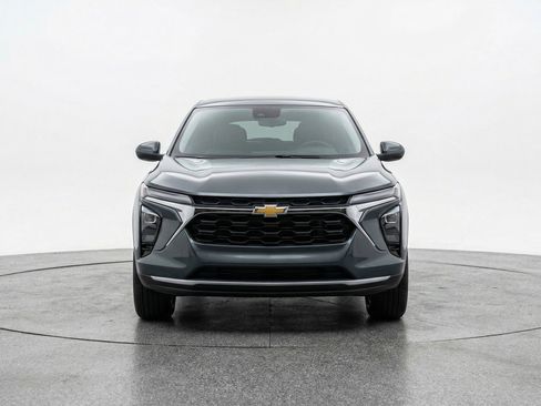 Used 2025 Chevrolet Trax LT FWD image 2