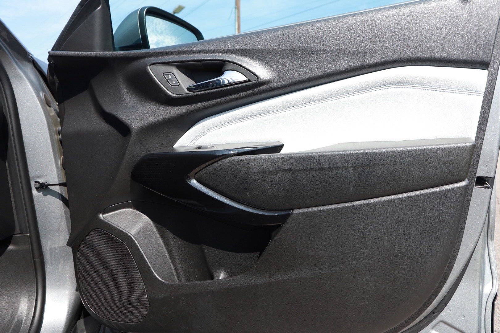 Used 2025 Chevrolet Trax LT w/ LT Convenience Package FWD image 29