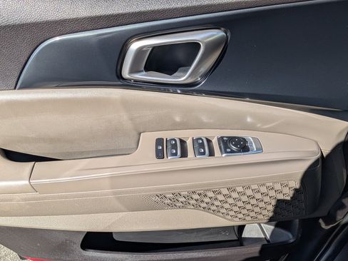 Used 2025 Kia Carnival FWD image 16