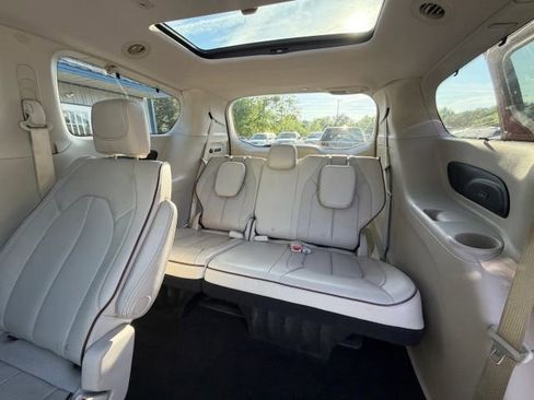 Used 2017 Chrysler Pacifica Limited FWD image 12