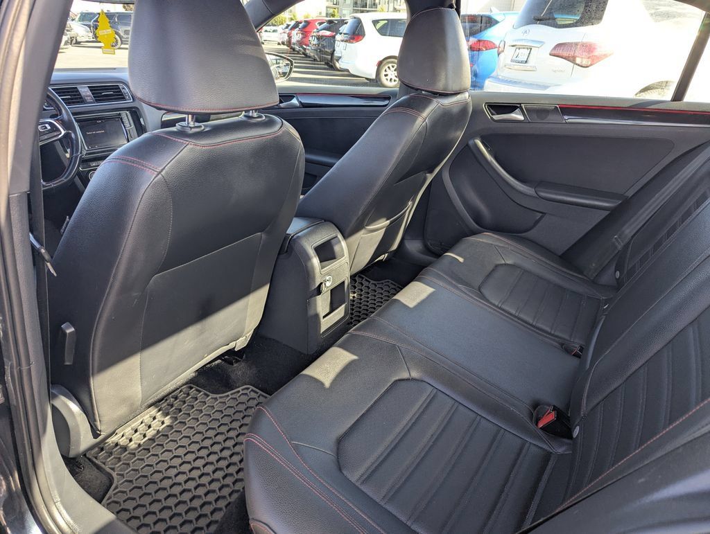 Used 2018 Volkswagen Jetta GLI FWD image 31