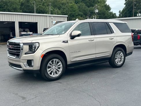 Used 2024 GMC Yukon SLT w/ SLT Luxury Package RWD image 2