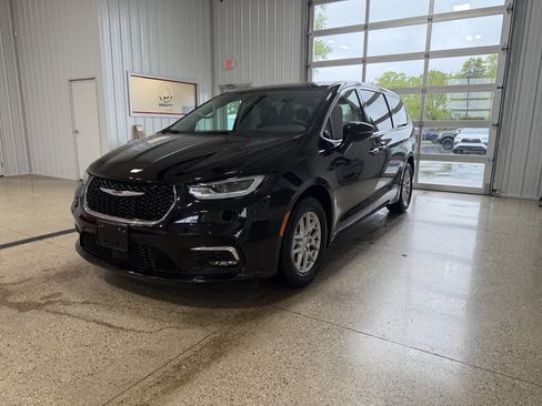 Used 2024 Chrysler Pacifica Touring-L FWD image 2