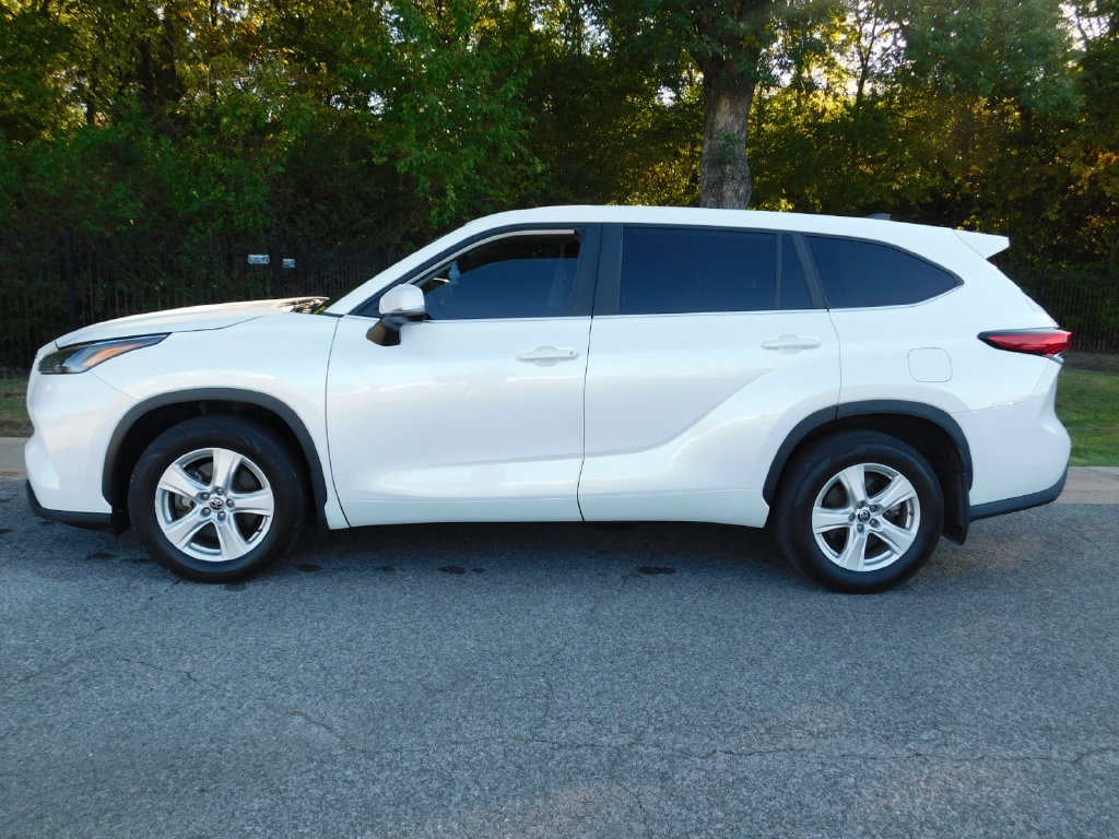 Used 2023 Toyota Highlander L FWD image 7