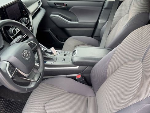 Used 2024 Toyota Highlander LE FWD image 17